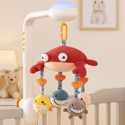 Gros plan sur le crabe en velours côtelé du mobile musical bébé