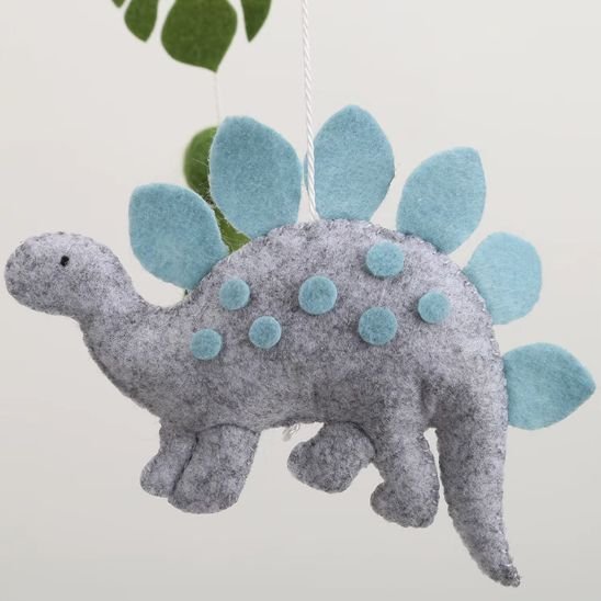 Mobile musical bébé avec nuages blancs et feuillage vert doux