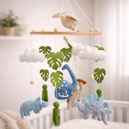 Mobile musical bébé Dinosaures & feuillage doux installé au-dessus d’un berceau
