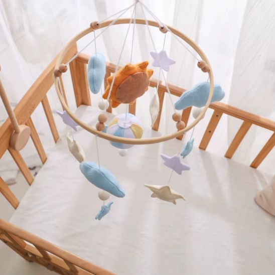Vue d’ensemble du mobile musical bébé étoiles et nuages en feutrine style scandinave