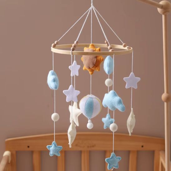Mobile musical bébé étoiles et nuages en feutrine suspendu sur anneau en bois naturel