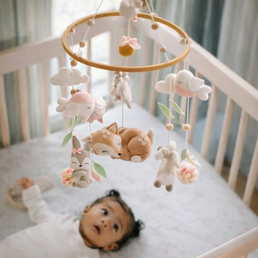 mobile musical bébé fille détail feutrine cousu main décoration chambre bébé