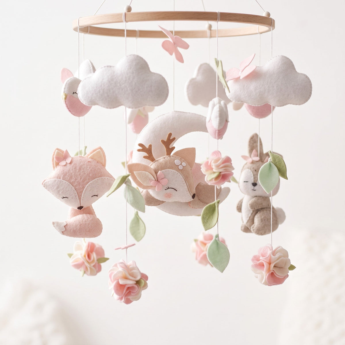 Mobile Musical Bébé Fille – zoom sur les figurines suspendues