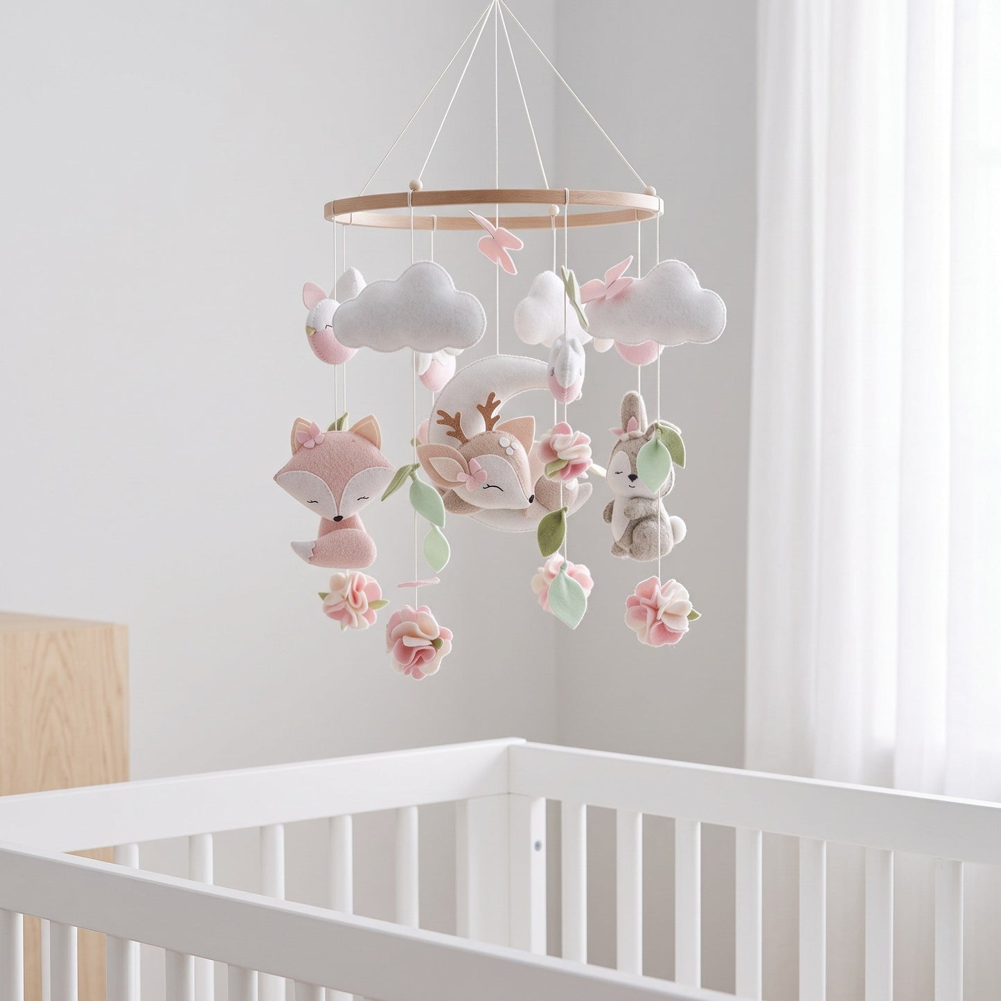 Mobile Musical Bébé Fille dans une chambre bébé élégante et minimaliste
