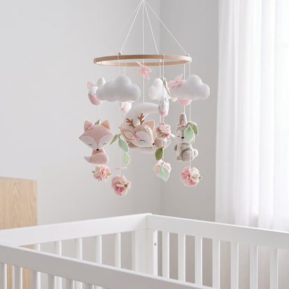 Mobile Musical Bébé Fille dans une chambre bébé élégante et minimaliste