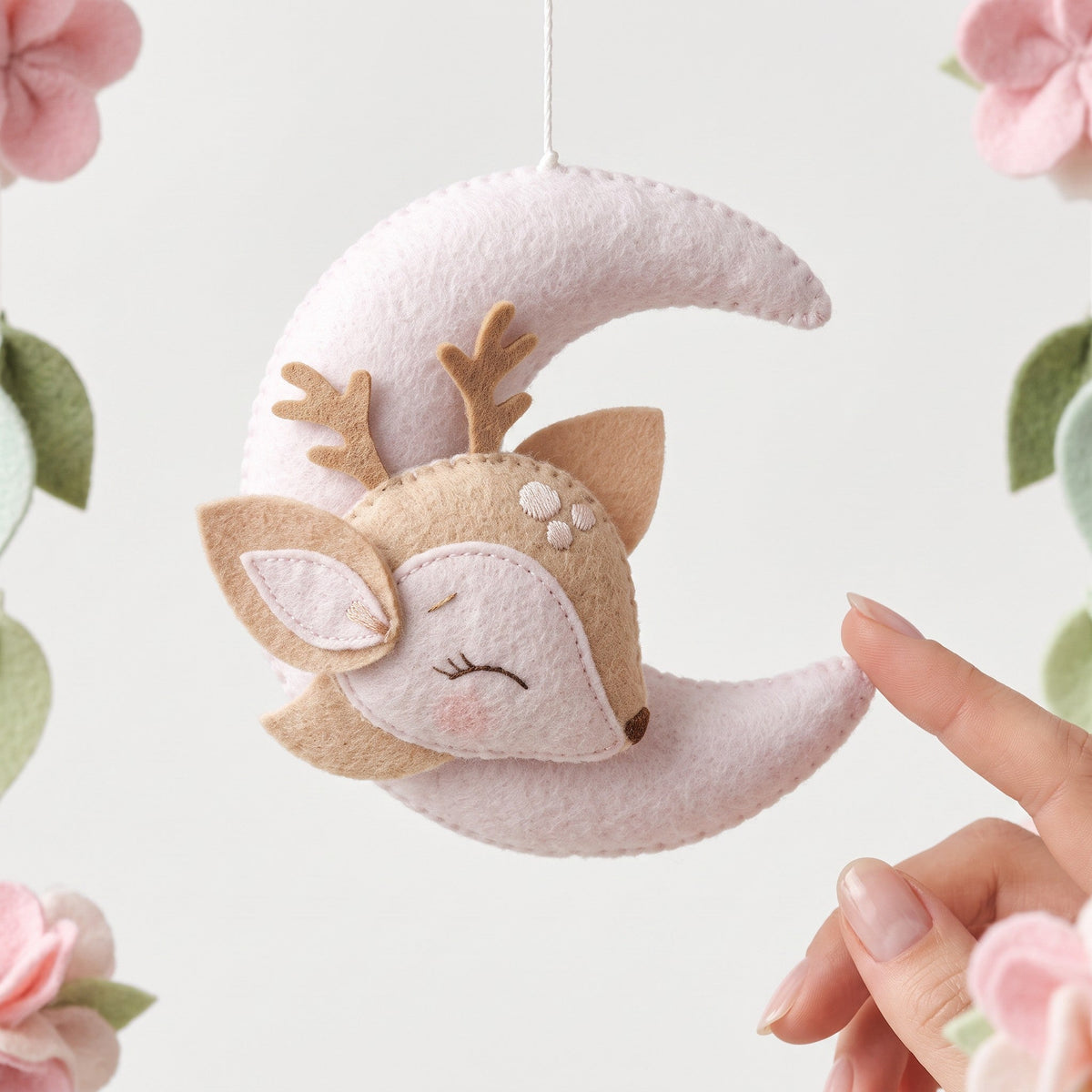 Mobile Musical Bébé Fille – détail de la demi-lune suspendue