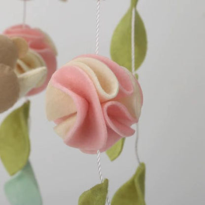 Mobile musical bébé fille Jardin de Lune — ambiance florale roses et feuilles en feutrine douce