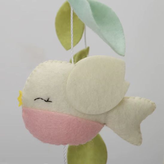 Détail mobile musical bébé fille Jardin de Lune — oiseaux blancs et roses en feutrine fait main