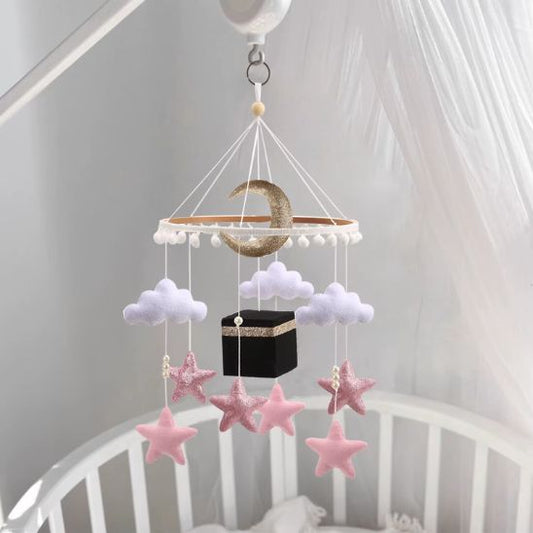 Détail du mobile musical bébé fille Kaaba avec finitions soignées et matières douces