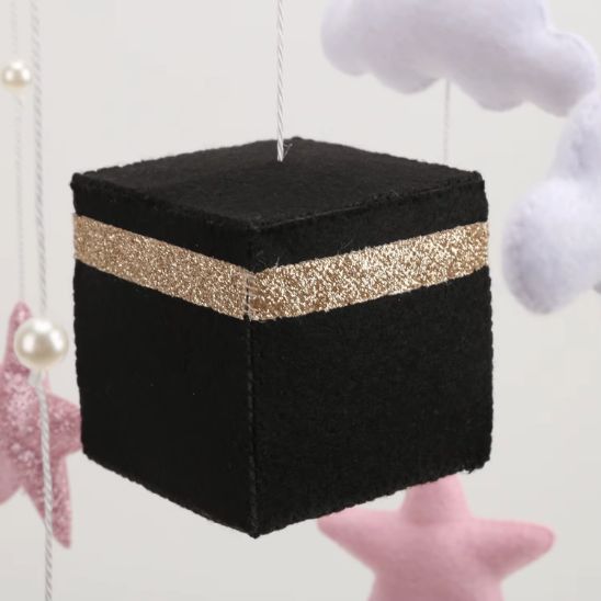 Mobile musical bébé fille Kaaba dans une chambre bébé douce et élégante