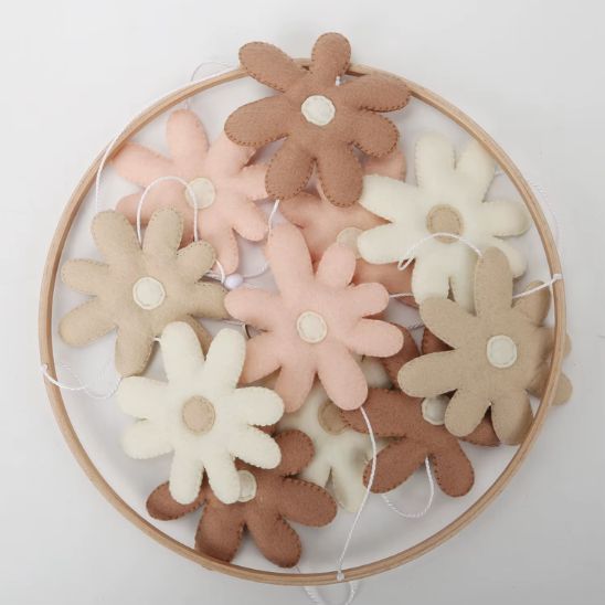 Mobile musical bébé style scandinave suspendu au-dessus d’un berceau