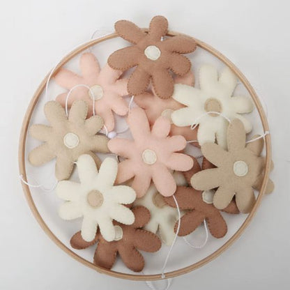 Mobile musical bébé style scandinave suspendu au-dessus d’un berceau