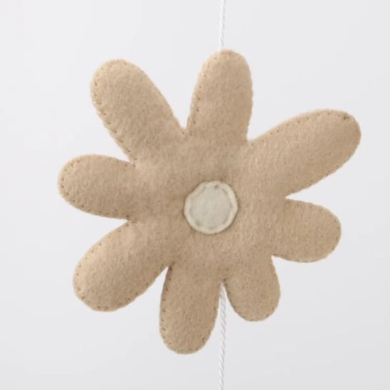 Vue d’ensemble d’un mobile musical bébé en feutrine florale