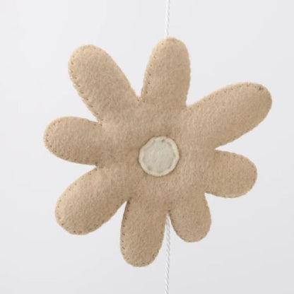 Vue d’ensemble d’un mobile musical bébé en feutrine florale