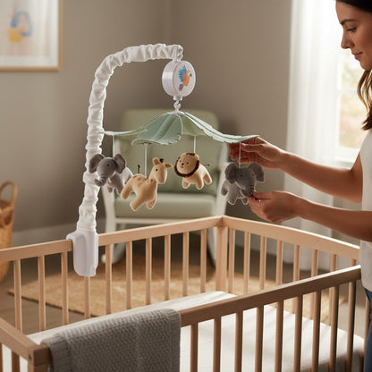 Mobile musical bébé jungle maman qui installe le mobile berceau bois naturel chambre apaisante
