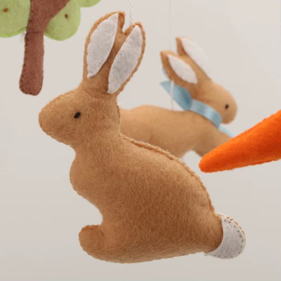 Mobile musical bébé Lapin & compagnie favorisant l’éveil visuel en douceur