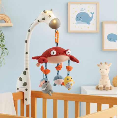 Mobile musical bébé lumineux installé dans une chambre de bébé aux tons pastel avec figurines marines
