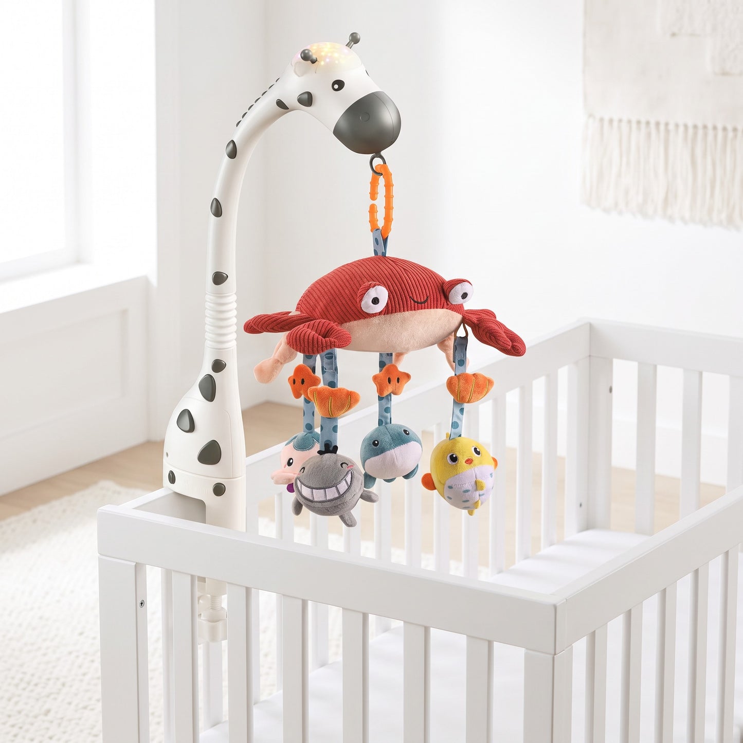 Mobile musical bébé lumineux installé sur un lit à barreaux blanc
