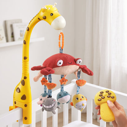 Mobile musical bébé lumineux jaune installé sur un berceau avec télécommande et figurines marines