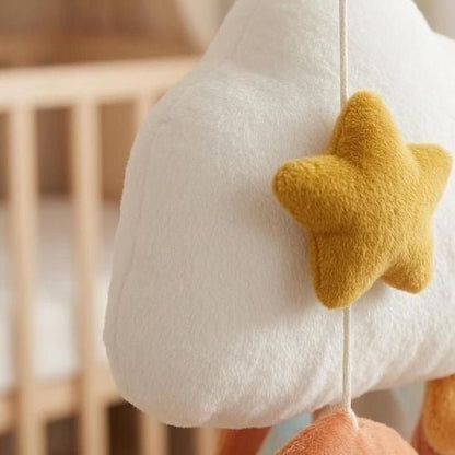 détail étoile moutarde en velours ras sur le nuage du mobile bébé renard