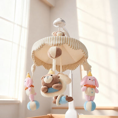 mobile musical bébé rotatif vu de dessous avec ombrelle rayée, ours et lapins roses sur ballons pastel