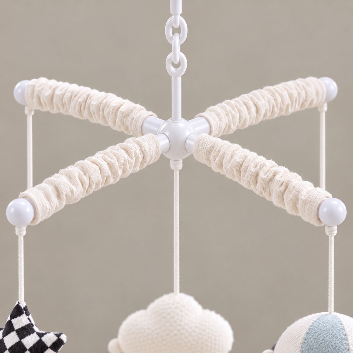 arceaux habillés de tissu froncé crème du mobile musical bébé sans pile Escale