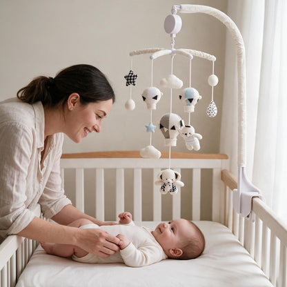 maman souriante penchée sur son bébé sous le mobile musical bébé sans pile Escale