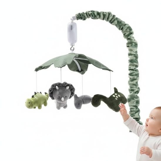 Bébé debout qui tend le bras vers les peluches du mobile musical dinosaure jungle