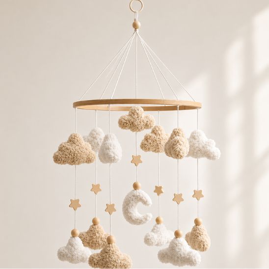 Mobile musical nuages et lune en feutrine beige et blanche avec anneau en bois