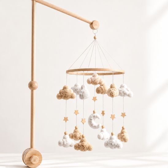 Mobile musical nuages et lune installé sur un bras de support en bois naturel