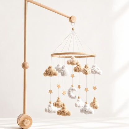 Mobile musical nuages et lune installé sur un bras de support en bois naturel
