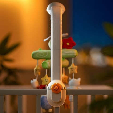 fixation arrière sécurisée du mobile musical pour bébé sur lit