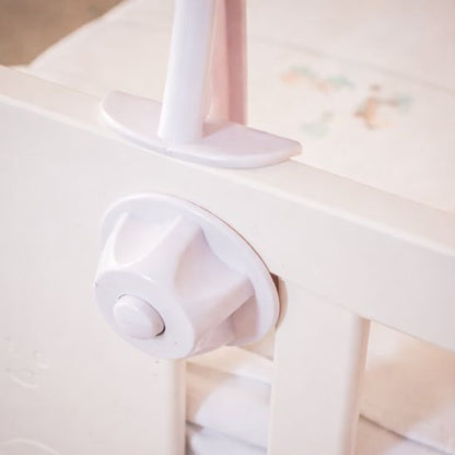 Mobile musical bébé oursons et nuages accroché au berceau