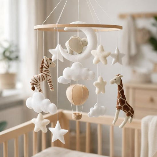 Mobile musical safari fait main dans chambre bébé bois clair — girafe zèbre éléphant montgolfière décor naturel