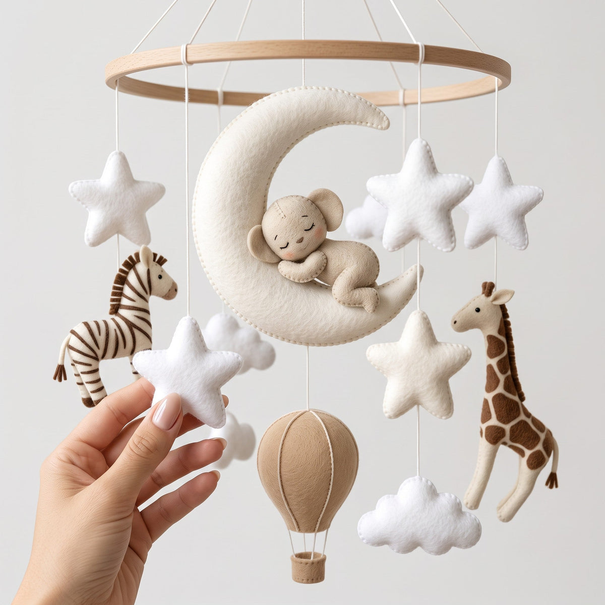 Mobile musical safari fait main avec montgolfière beige, nuages et étoiles en feutrine