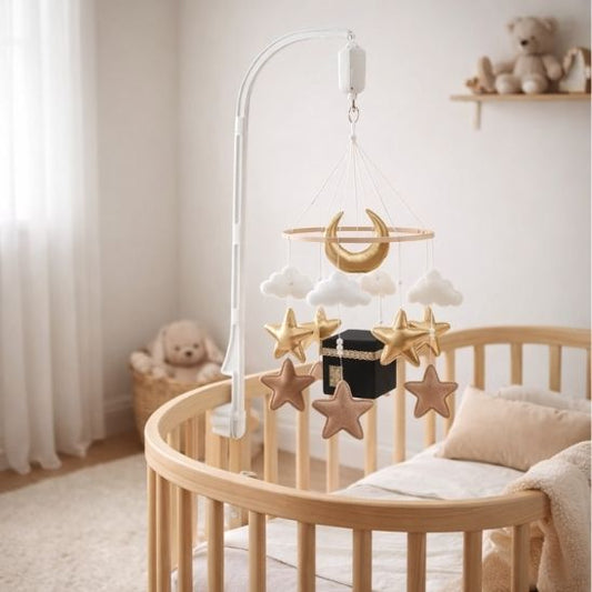 Détail du mobile musicale bébé Kaaba avec finitions soignées et matières textiles douces