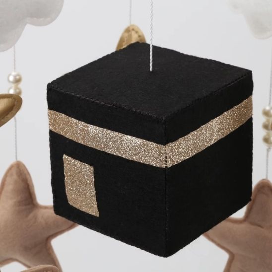 Mobile musicale bébé Kaaba avec lune dorée et étoiles suspendues pour une ambiance rassurante