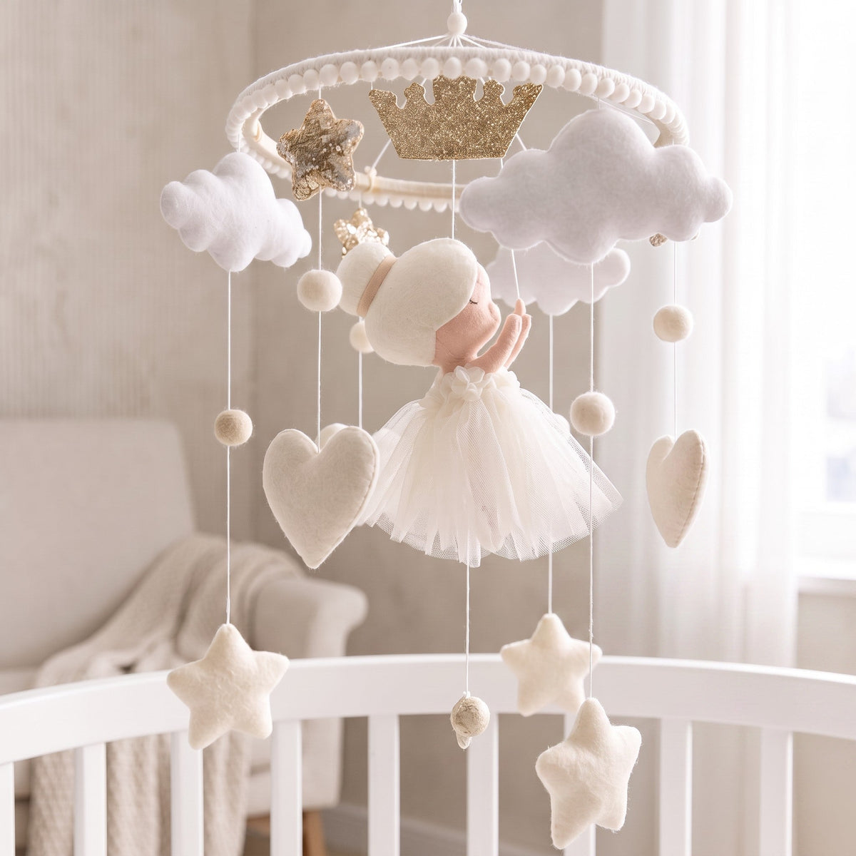 Mobile pour lit bébé Ballerine installé au-dessus d’un berceau blanc