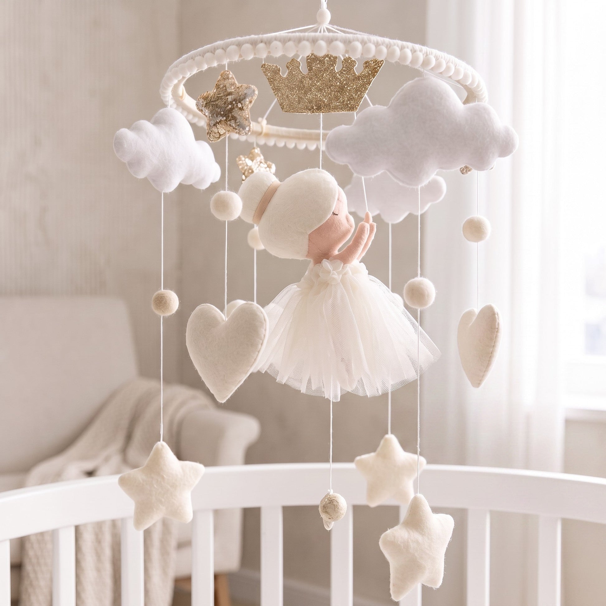 Mobile pour lit bébé Ballerine installé au-dessus d’un berceau blanc