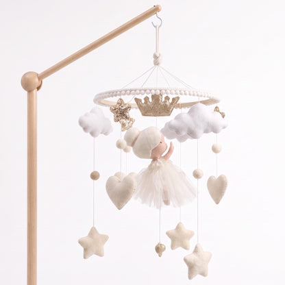 Mobile pour lit bébé Ballerine installé avec son bras de support en bois