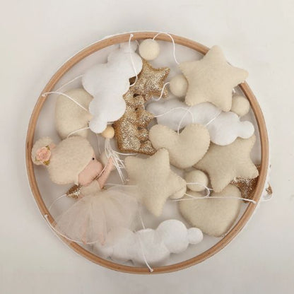 Mobile pour lit bébé ballerine — vue dessus anneau bambou ballerine cœur étoile feutre