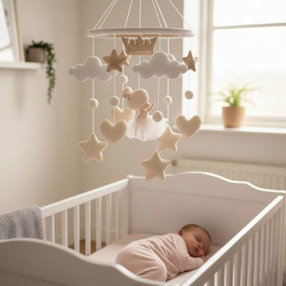 Mobile pour lit bébé ballerine — bébé endormie dans berceau blanc chambre douce