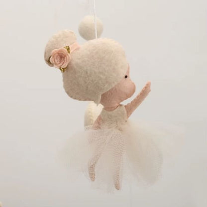 Mobile pour lit bébé ballerine — détail personnage ballerine feutre tutu rose fait main
