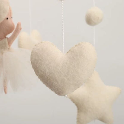 Mobile pour lit bébé ballerine — détail cœur étoile feutre fait main qualité artisanale