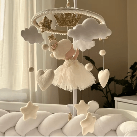 Mobile pour lit bébé avec nuages et étoiles en feutrine, décoration apaisante.