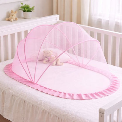 Moustiquaire lit bebe rose sur lit à barreaux avec jouets