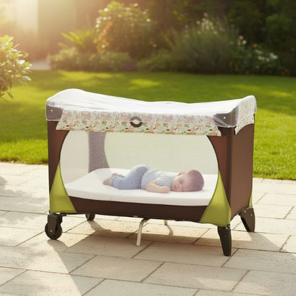 Moustiquaire parc bébé — bébé endormi parc extérieur jardin soleil