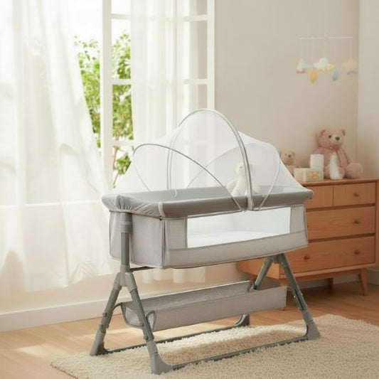 Moustiquaire pour bebe pop-up respirante dans une chambre bébé près d’une fenêtre