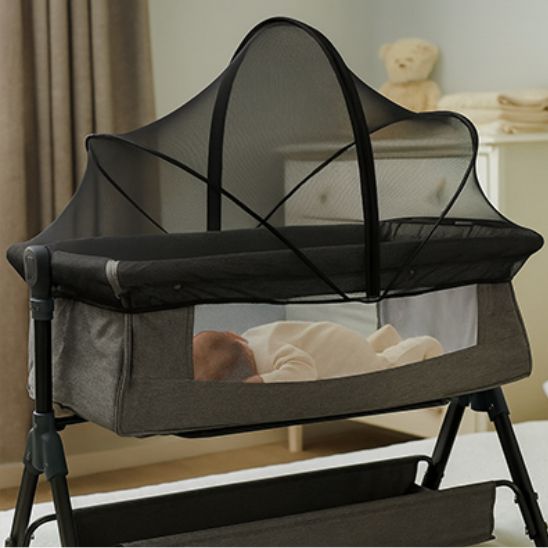 Moustiquaire pour bebe pop-up respirante version noire installée sur un berceau
