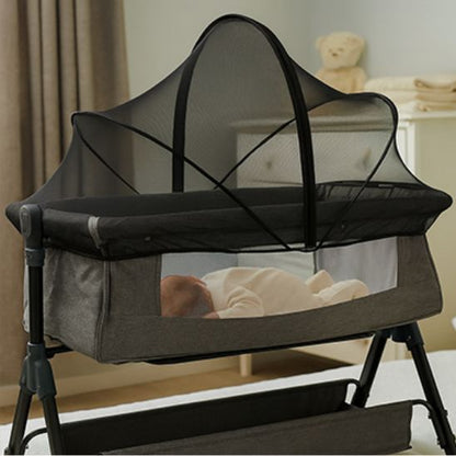 Moustiquaire pour bebe pop-up respirante version noire installée sur un berceau